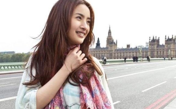 林依晨街头素颜照曝光,这张娃娃脸简直不给同龄女星留活路