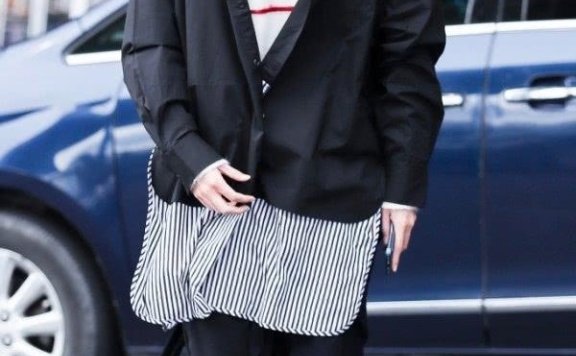 胡一天搭配“冬笋裤”,秀出撩人的“男友腿”