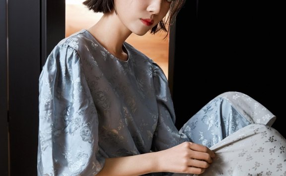 李溪芮登时尚封面 印花系列展现自然之美