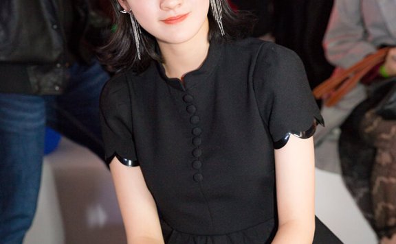 文淇中分短发搭配皮衣又美又酷,才15岁气质就让人惊艳