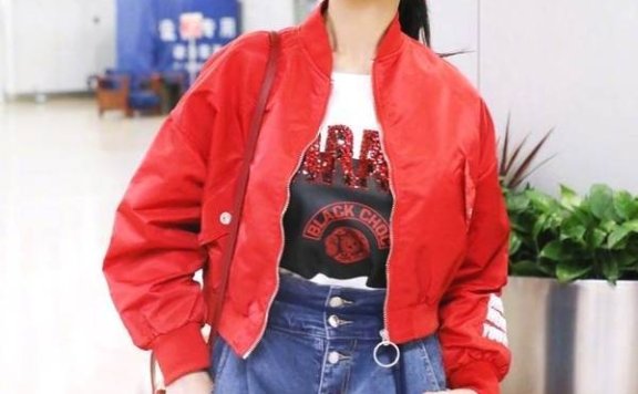 赵雅芝红色皮衣配阔腿裤很有范