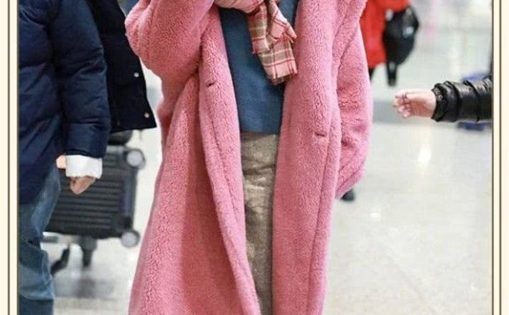 任家萱上万泰迪绒大衣硬是穿出村姑味,三姐妹中最土