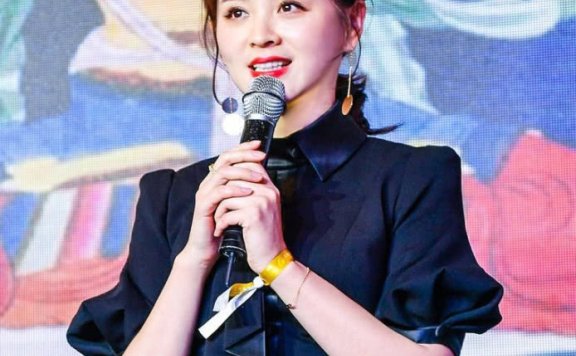 邓莎穿连衣裙出席活动,美回18岁