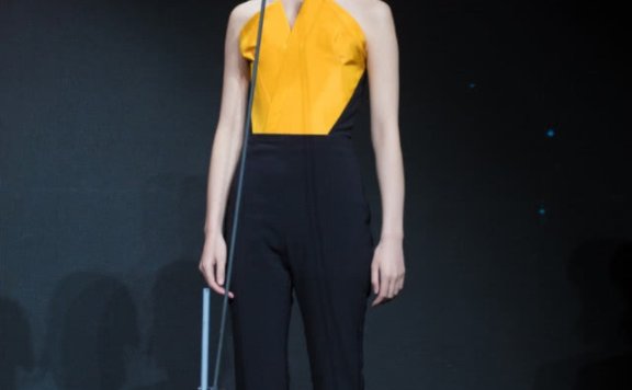 女明星红毯无修图，周冬雨造型翻车，baby杨颖又赢了