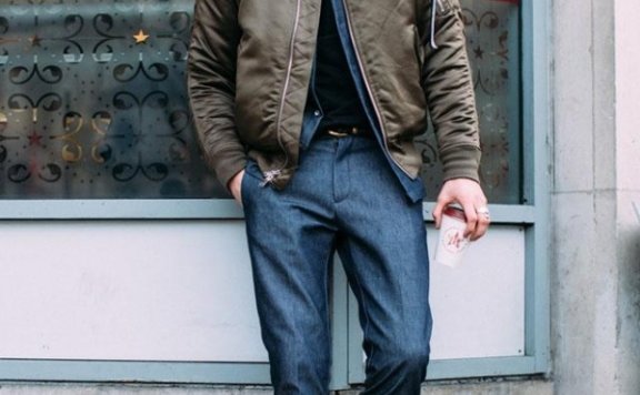 男生飞行夹克配什么裤子？风度和温度并存