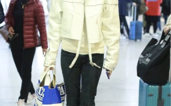 童瑶机场街拍 穿成55分脚踝很显矮!