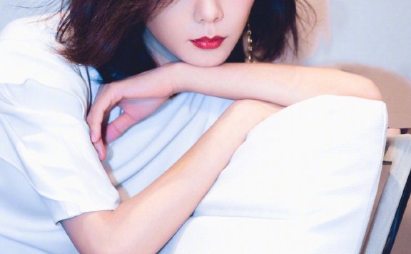 王珞丹棉服搭配牛仔裤青春靓丽,美出了新天际