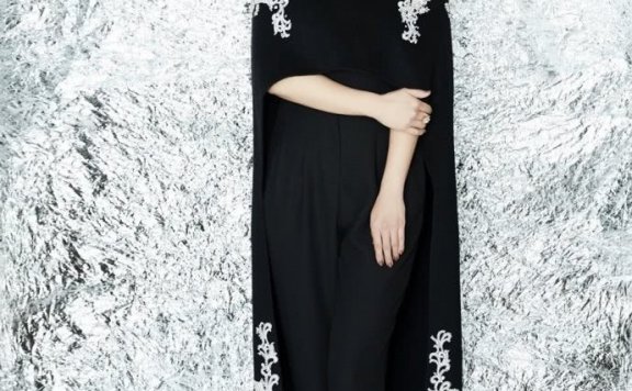 苗圃穿黑色披风演绎霸气女王范，气质依然出众