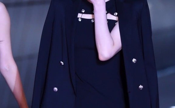 泰妍周冬雨的小个子穿搭,这点最重要