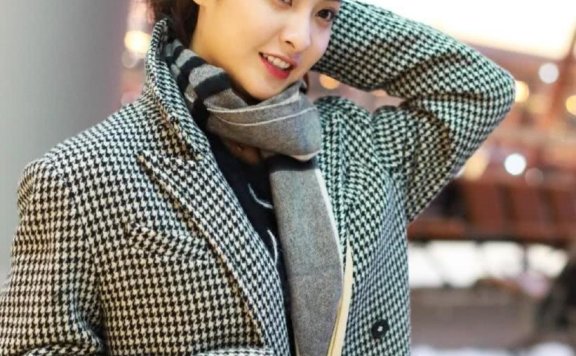 搭档景甜演“皇城公主”,赖雨濛机场街拍 背小熊包越来越少女