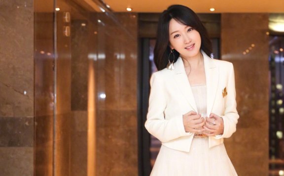 杨钰莹一袭白色连衣裙美成仙女样，少女感爆棚