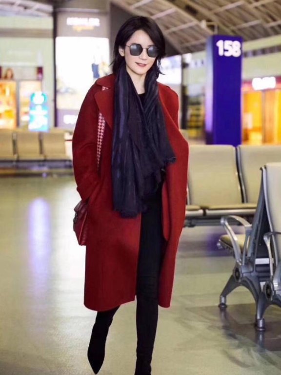 俞飞鸿机场街拍 长呢子大衣加过膝长靴，堪称经典！