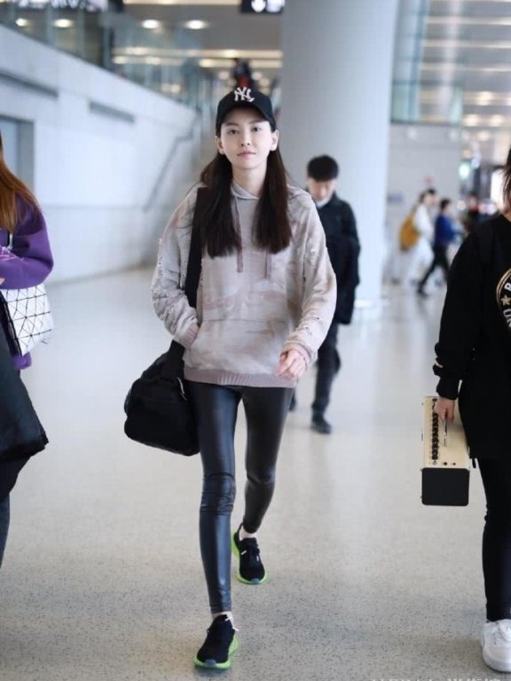 于文文穿皮裤不慎暴露真实腿型,弯到不能看