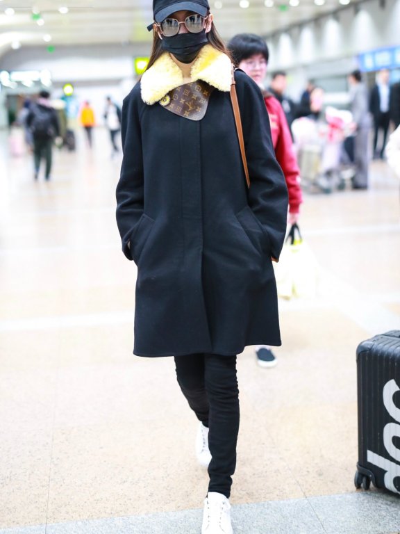 唐嫣机场秀画风大变,3万8的大衣露出LV标签