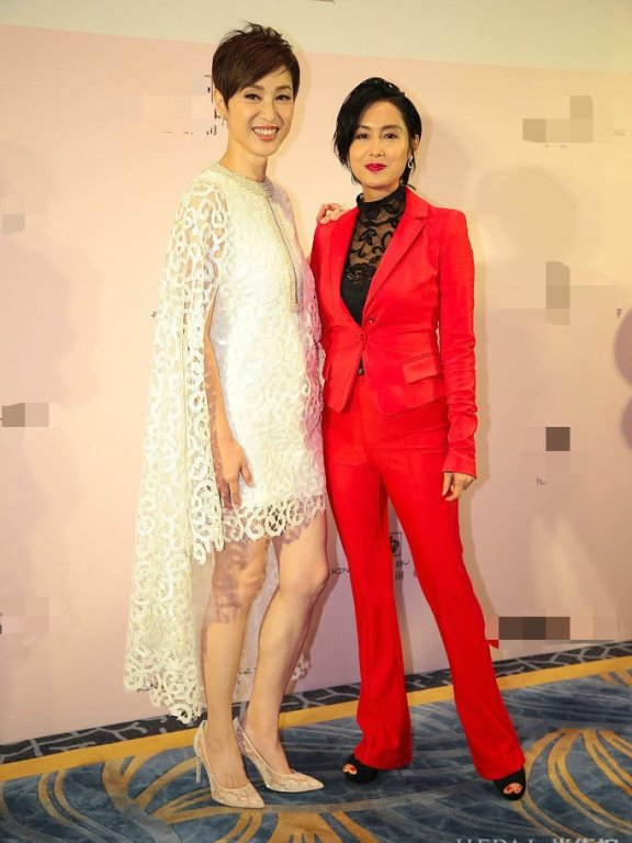 陈法蓉穿白色斗篷镂空+连衣裙,惊艳众人