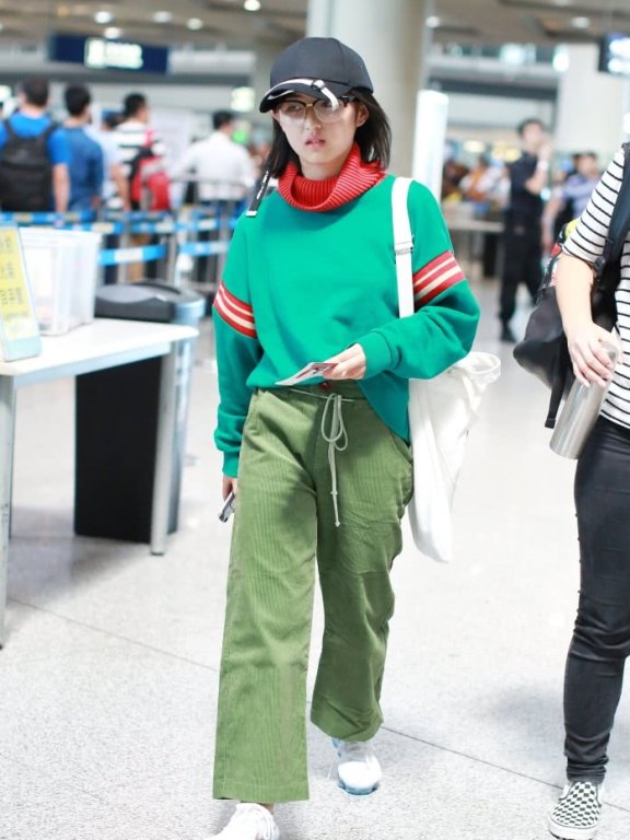 张子枫私服穿搭真心不错,学她这样穿你也能青春俏皮