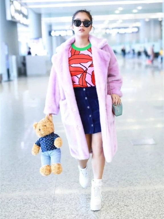 王菊机场街拍 挑战紫色大衣成焦点
