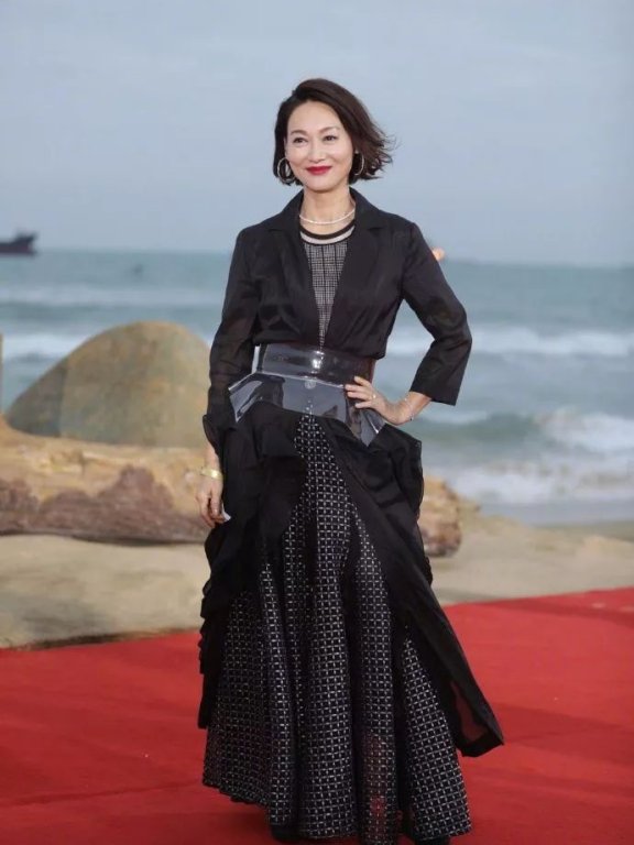 惠英红现在亮相在红毯上气质超好!