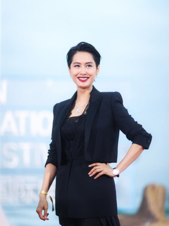 朱茵穿黑色套装时髦又高级，气质相貌都不输流量小花