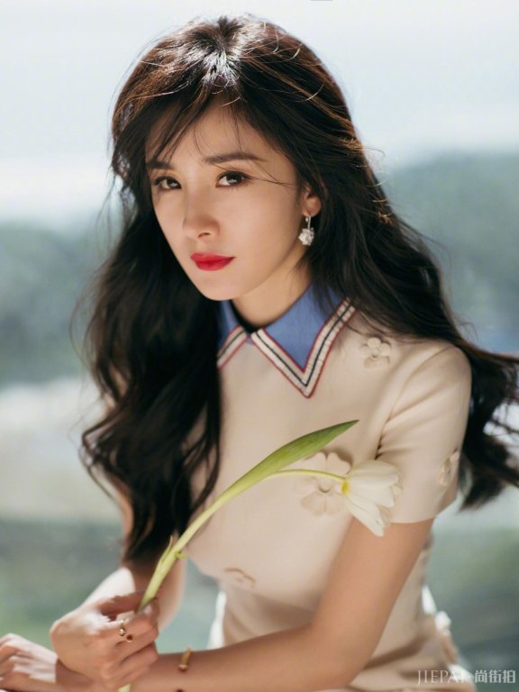 杨幂白裙秀长腿 波浪长发慵懒甜美