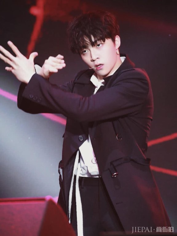 陈立农一袭米奇头大衣,奶酷十足,难怪马思纯Mike也爱穿