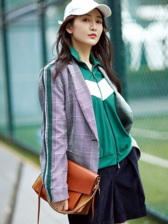 王鸥身穿绿色校服青春又复古，淑女秒变少女