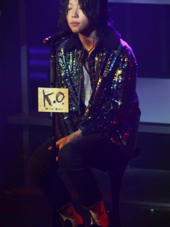 窦靖童这衣服是镶了施华洛钻石？绝对不是P的，难怪看着这么闪！