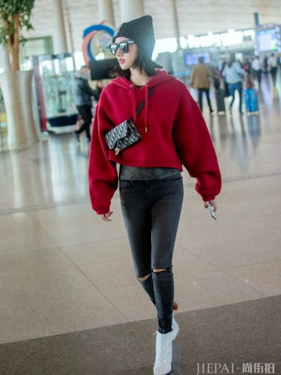 景甜裙摆在舞台上鼓成一个球,一下台就扁了