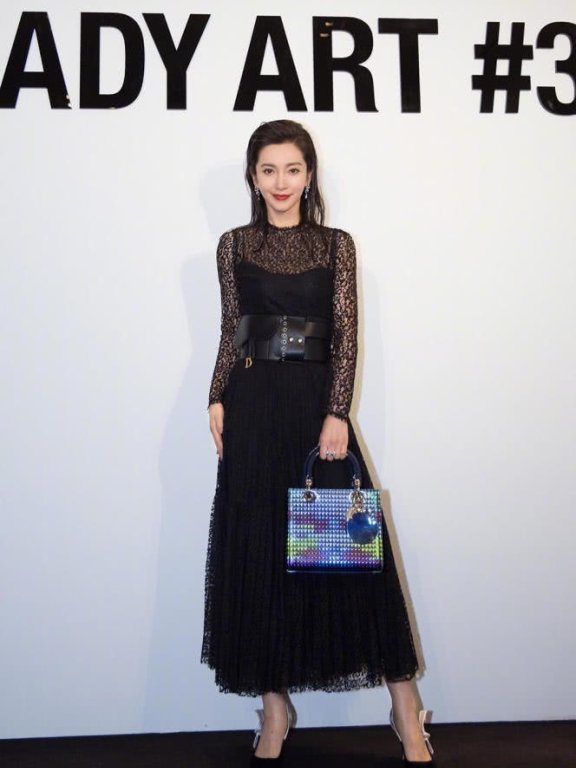 DIOR酒会王子文穿印花裙清新可人,李冰冰拎限量版手袋展气场依旧