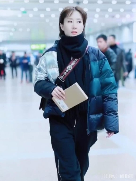 刘敏涛机场街拍,羽绒服搭配雪地靴,依旧难掩大长腿