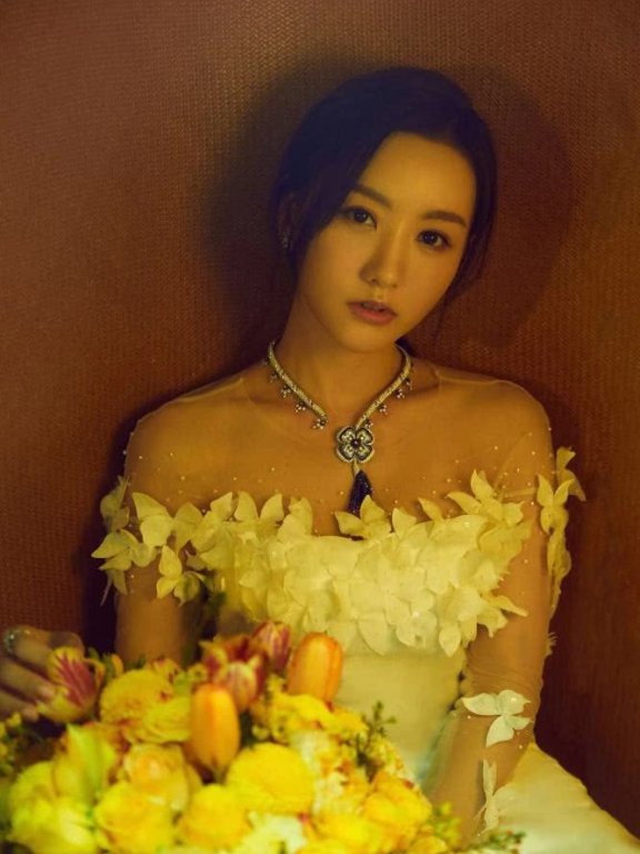 杨蓉穿一身花朵小白裙出席活动，少女感十足！