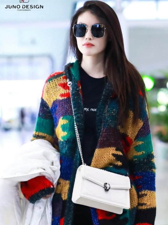 何穗穿针织衫搭紧身裤就能又帅又美