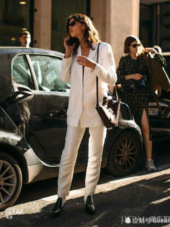 营造高级感关键在于选对色调和配饰 穿出高级感的4个搭配法则