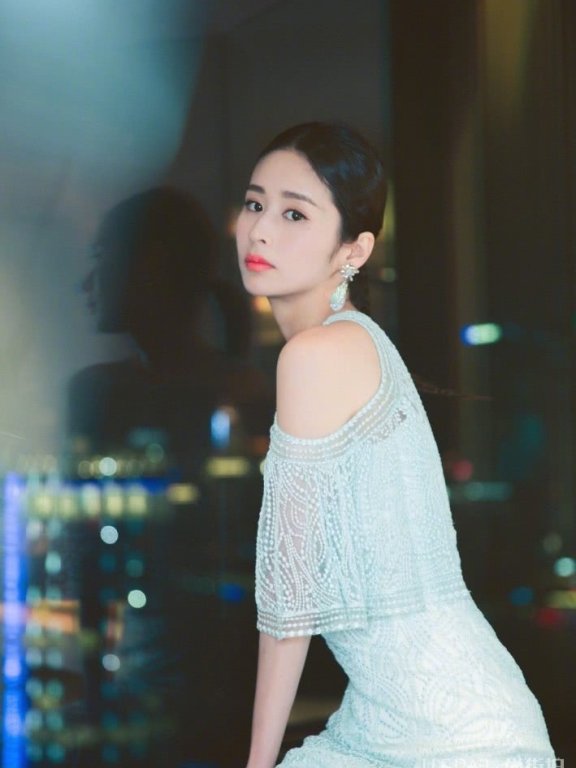 颖儿气质越来越好了,低马尾搭白色衬衣知性优雅又美丽