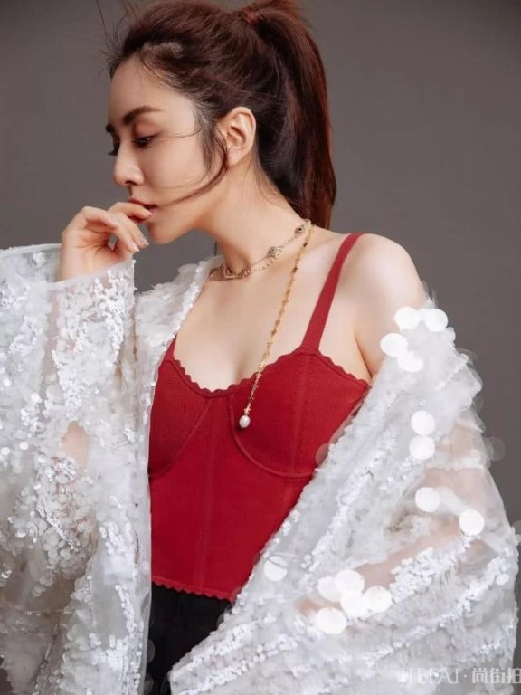 王晓晨V领拖尾裙,穿出气标准S型身材