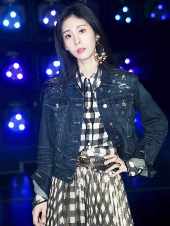 张碧晨的“铁皮鞋”才时尚,瞬间年轻十岁