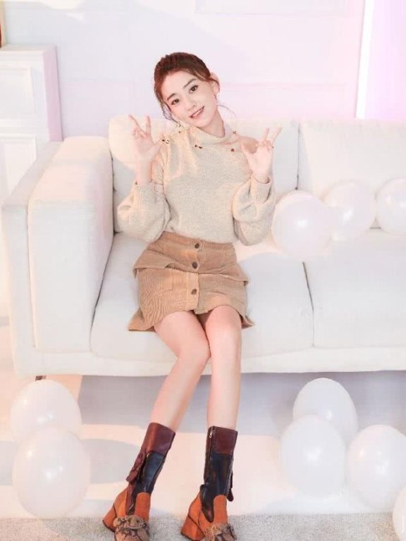 《双世宠妃》梁洁毛衣搭配超短裙,重回18岁,这腿太美了!