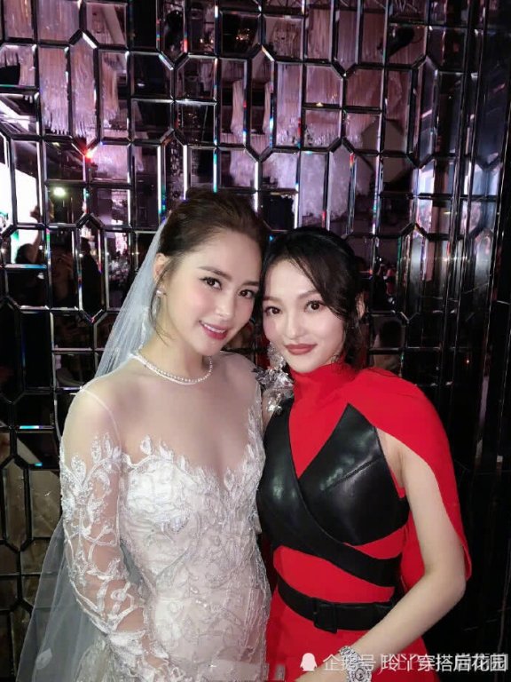 张韶涵同框阿娇很是温馨,身穿红裙实在太惊艳