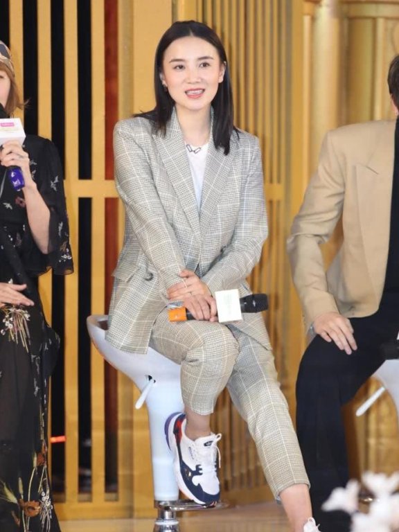 宋佳随便一件套装穿出了7万的效果,气质爆棚