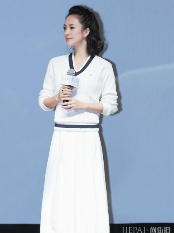 章子怡一袭亮片裙高调走红毯,发型选对美太多!未修图比精修图美