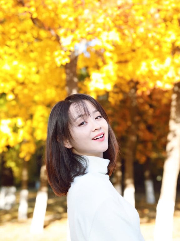 邓莎靠波波头嫩回18岁,搭配格子衫甜美又有少女感