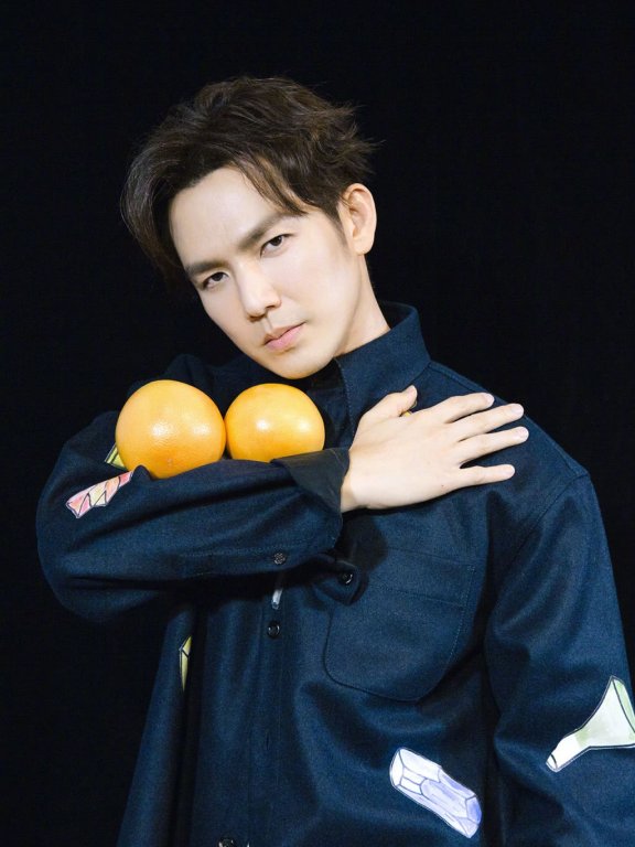 钟汉良留了一个八字胡秒变潮叔,帅到60岁都没问题