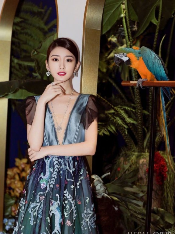 毛晓彤最近将头发烫卷了,画风变回20岁,看了也想烫卷发