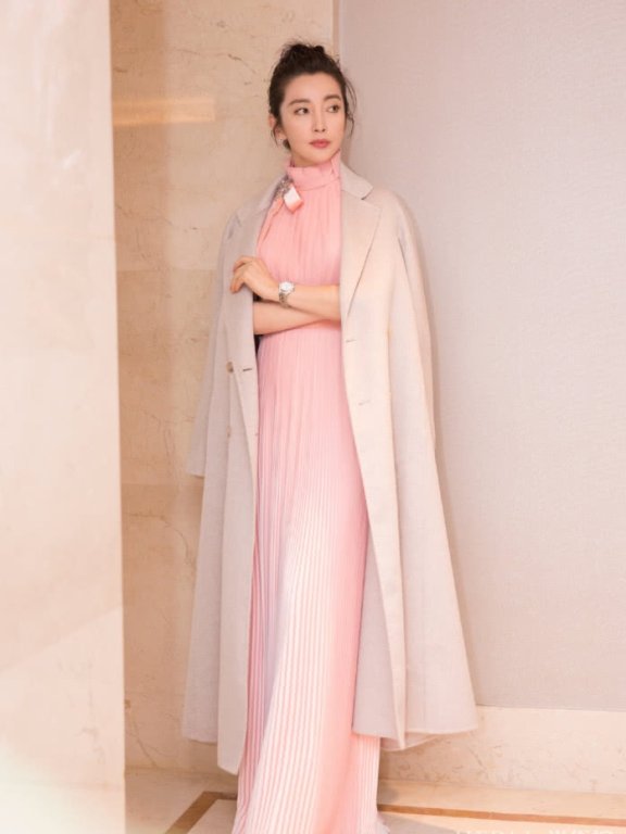 李冰冰一袭粉色裙清新减龄,少女感爆棚