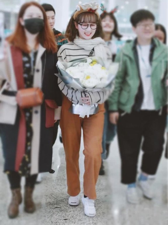 被《创造101》淘汰,机场却获众人簇拥,打扮减龄一笑超可爱