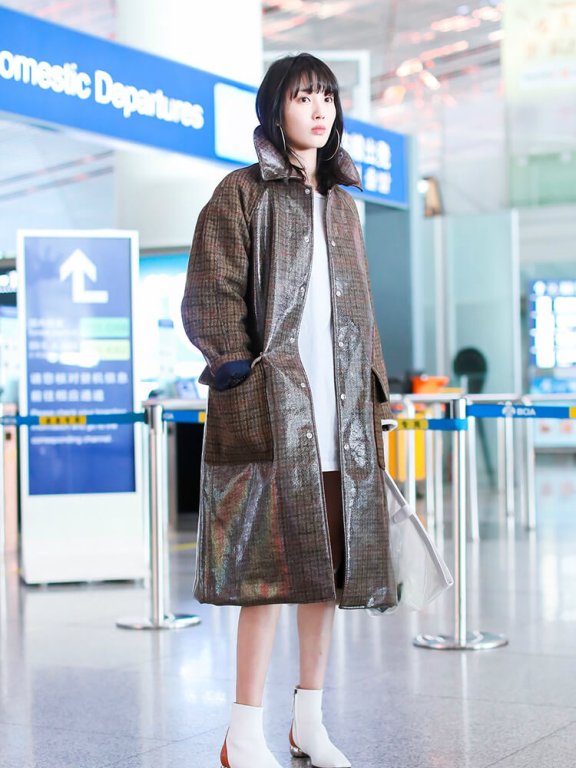 王紫璇机场街拍为秀腿真拼，零度以下也敢不穿裤子就出门