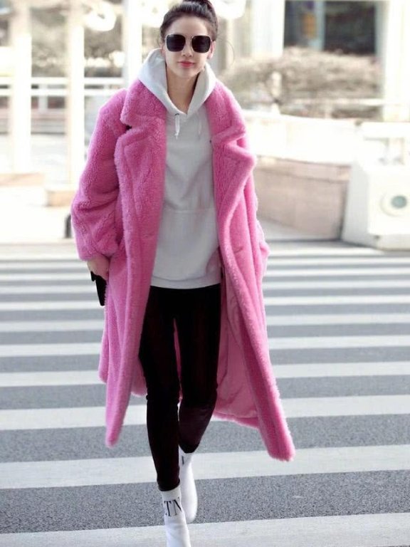 黄圣依一件玫红大衣嫩成18岁少女，脚上袜靴更添时尚感