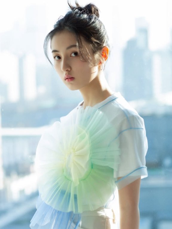 张子枫扎丸子头,换双高跟鞋秒变女神,美到了骨子里了。