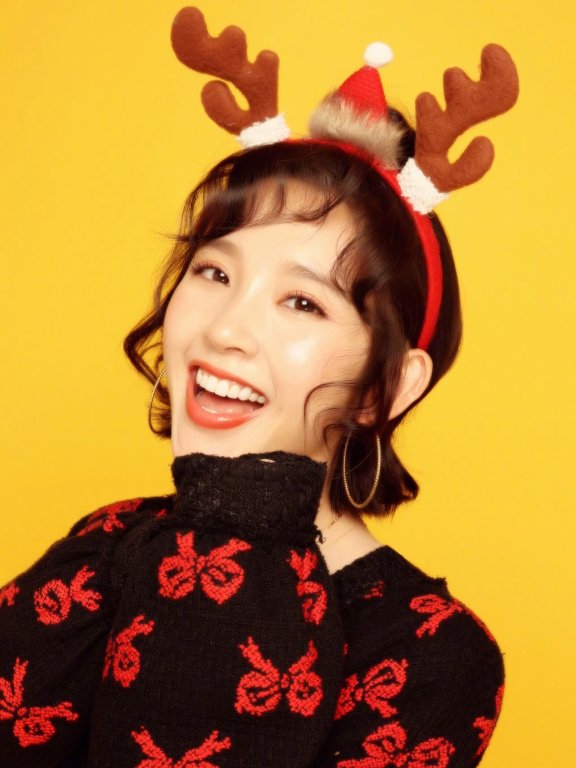 唐艺昕将刘海烫卷了,搭配短发俏皮又可爱