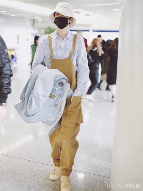 还在穿呢大衣？明星街拍都改穿保暖又时尚的加绒牛仔了